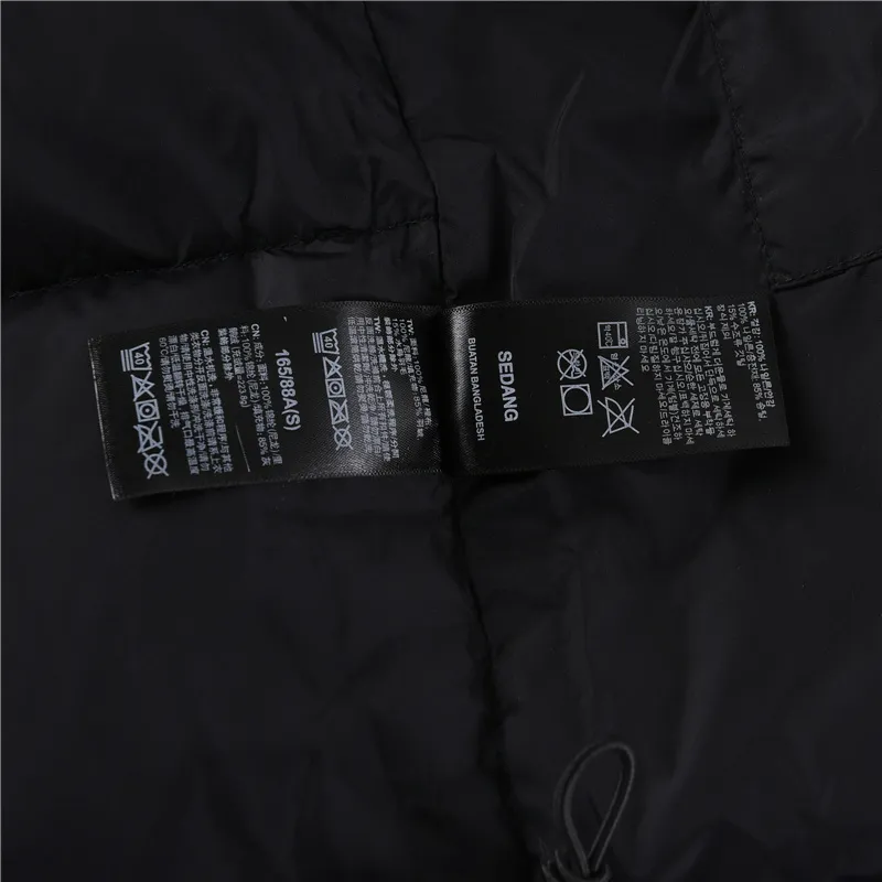 Style No.: Y 85 💰P245 [North Face Vest] The North Face｜North Face Nuptse 1996 Classic Down Vest/North Face Vest [Metallic Gray] ❶The embroidery uses imported Tajima embroidery ten thousand needle embroidery, using imported No. 7 needles and Japanese Queen embroidery thread to ensure that each word is full of work and has a clear three-dimensional sense. ❷Filled with national standard 90 goose down, it has better thermal insulation performance, is not lightweight, and has good fluff recovery after compression! ❸Original custom-made 40D plaid four-level waterproof fabric. The inner liner is made of 40T high-density gallbladder to prevent lint and ensure the feel and bulk. The inner lining is made of nylon double-layer sealing design, which will not cause any lint. The adjustable hem with built-in drawstring buckle can prevent wind and cold! ❹The zipper is customized by YKK Yoshida, with clear engraving and perfect smooth texture. ❺Accessories and buttons are made of the same copper core spring as the original [non-commercial iron core spring] Sizes: XS S M L XL XXL Color: White Violent Orange Navy Blue Black Red Yellow Pink Metallic Gray Burgundy Green Montreal Blue Matcha Green Sky Blue Wheat